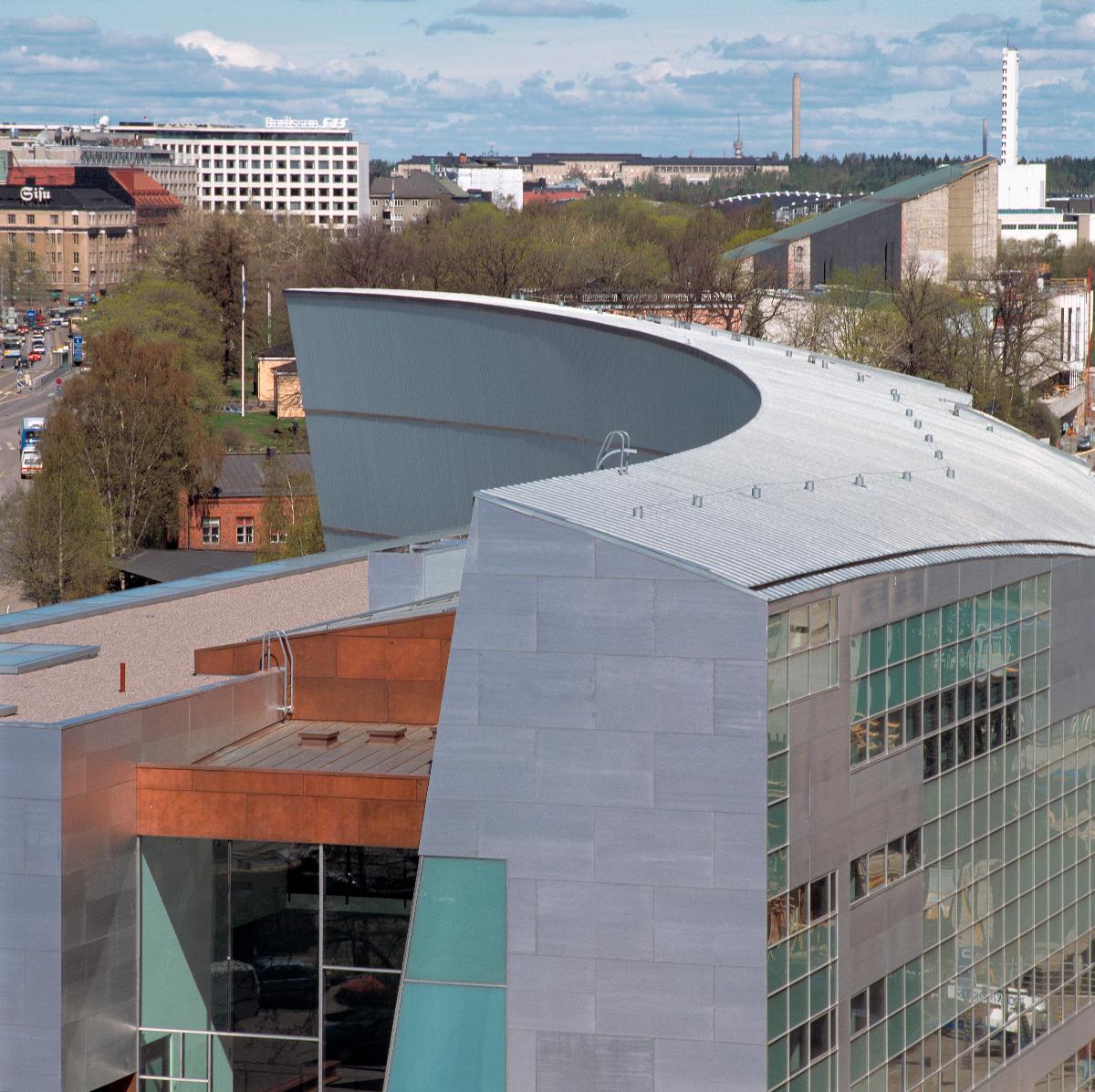 Kiasma The backbone of the building is a 190-metre-long load-bearing wall. At the southern end (in the foreground), the wall rotates inwards by 9.5 degrees. At the northern end, the wall becomes a glass façade tilted outwards by 9.5 degrees
