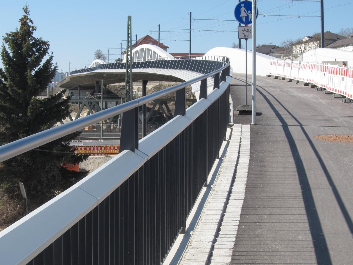 Kienlesbergbrücke Die Kienlesbergbrücke führt die Trambahnlinie 2 von der Neutorstraße (neben den Stadtwerken) über das Eisenbahngelände nördlich des Bahnhofs auf den Kienlesberg. Sie hat einen breiten Geh- und Radweg. Die Stahlbrücke wurde 2018 eröffnet.