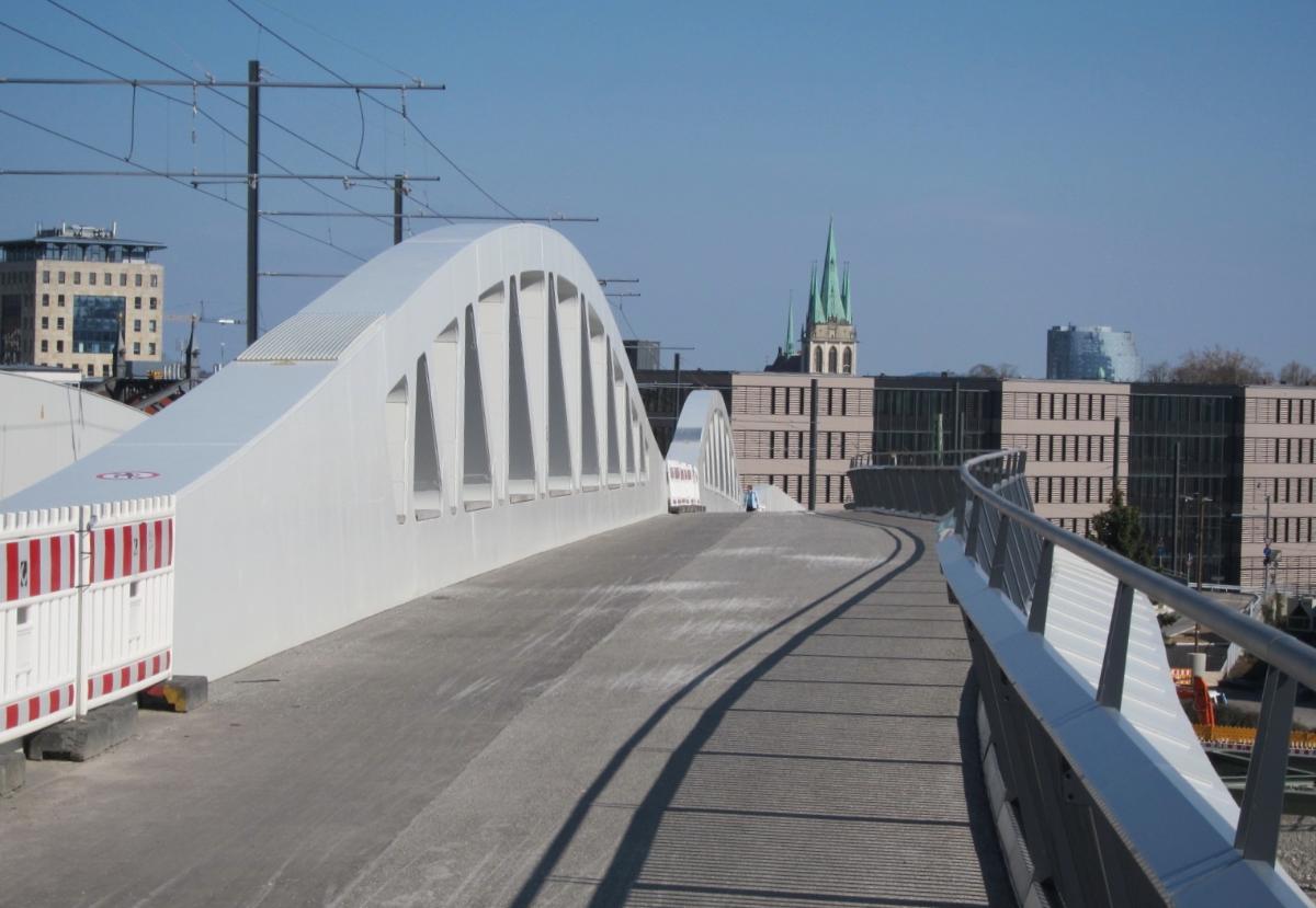 Kienlesbergbrücke: Blick auf den Geh- und Radweg 