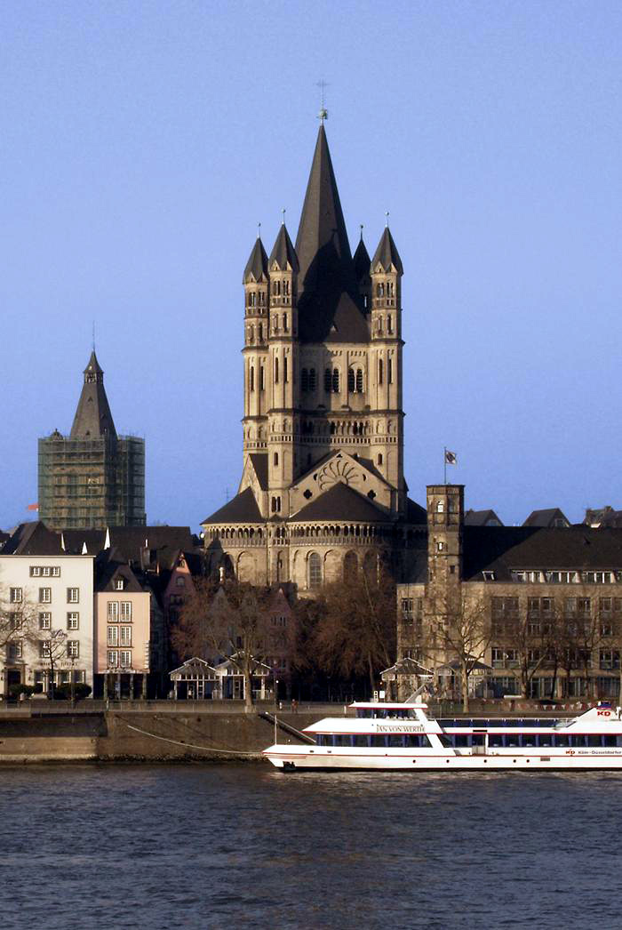 Groß St. Martin, vom Rhein her gesehen 