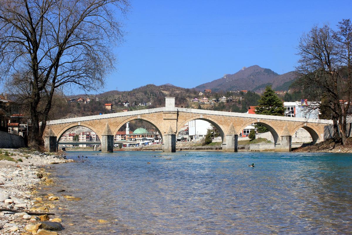Die 2008 wieder aufgebaute osmanische Brücke über die Neretva in Konjic, Bosnien und Herzegowina 