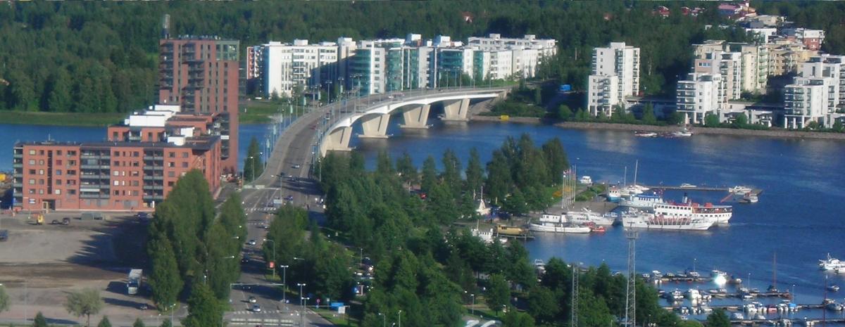Jyväskylä: Kuokkala Bridge over lake Jyväskylä and Jyväskylä harbour Taken from the Harju tower. Kuokkala behind the bridge, on the left Lutakko.