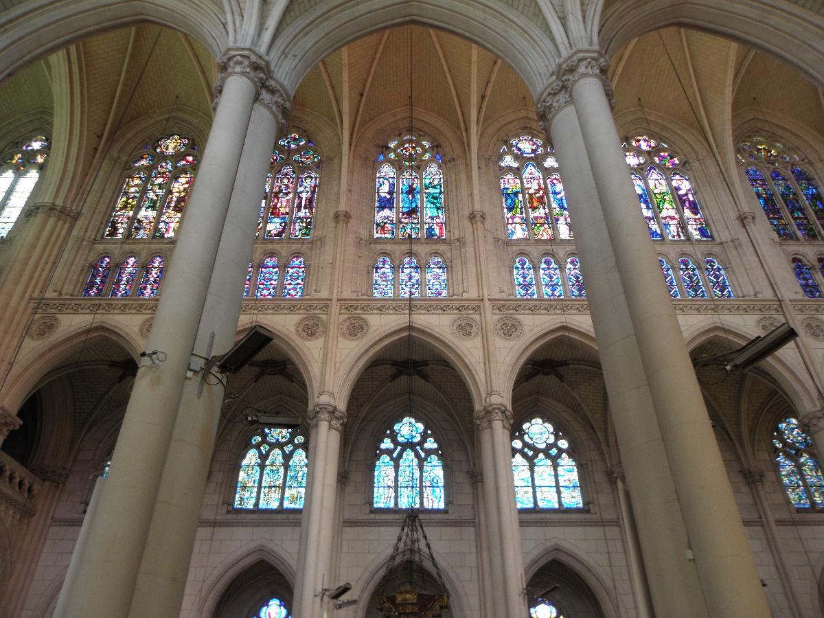 Basilique Notre-Dame de La Chapelle-Montligeon (61). Intérieur. Élévation de la nef 