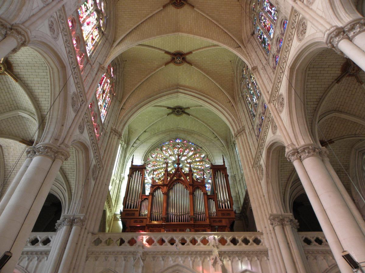 Basilique Notre-Dame de La Chapelle-Montligeon (61). Intérieur. Tribune et buffet d'orgue 
