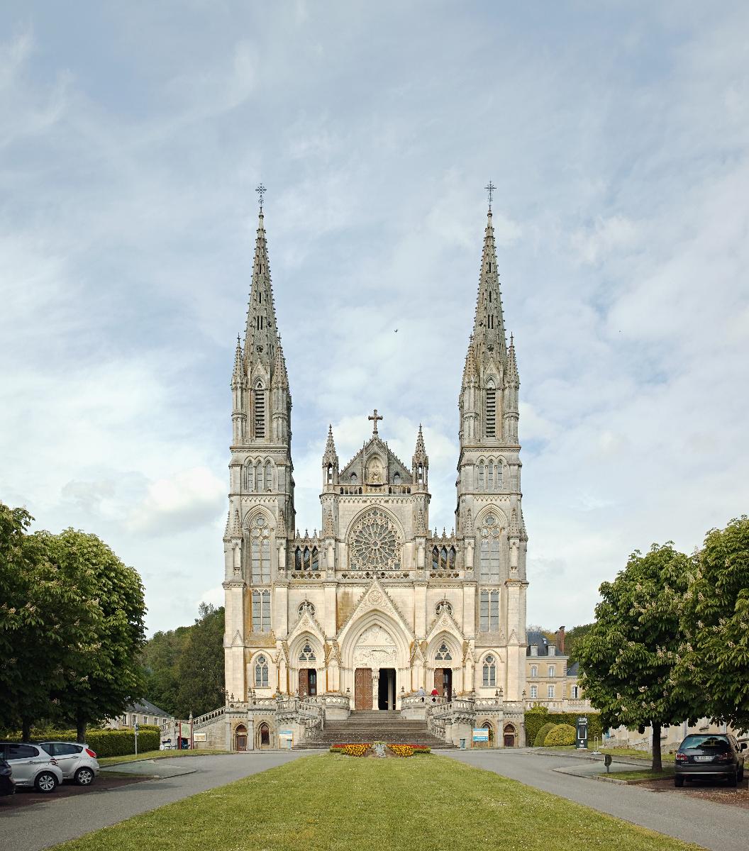 La basilique Notre-Dame de Montligeon English&#58; Notre-Dame de Montligeon Basilica 