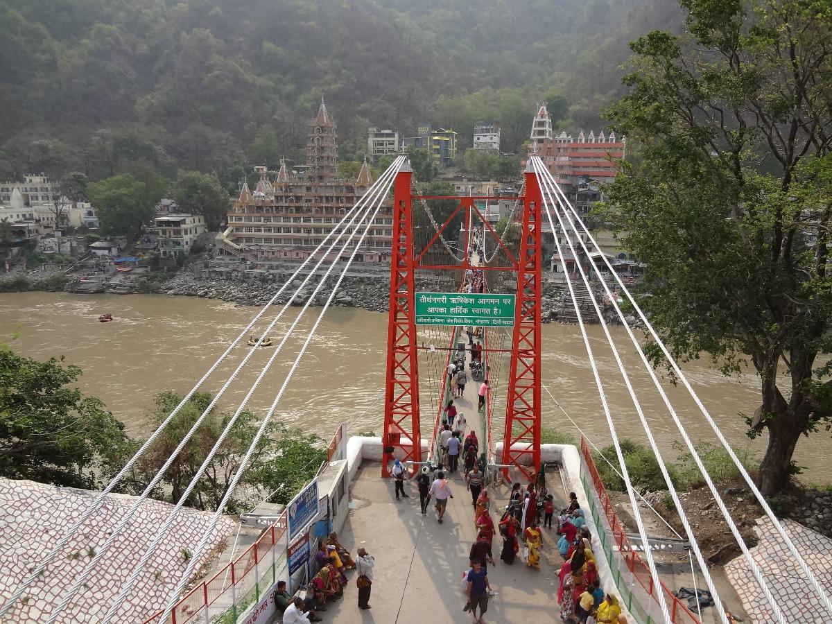 Laxman Jhula is having 450 feets span in length. The height of roadway is 59 above mean summer water level.The bridge was constructed by PWD during 1927-1929 and it replaces the old bridge of 284 feet span which was the gift of Shri Rai Bahadur surajmal jhunjhunwala.It was opened to public by Mr.Malcom Haley on 11th April,1930.