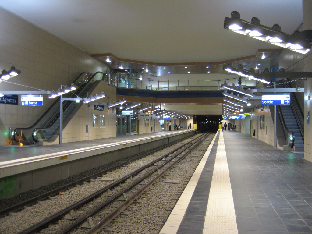Les Agnettes Metro Station 