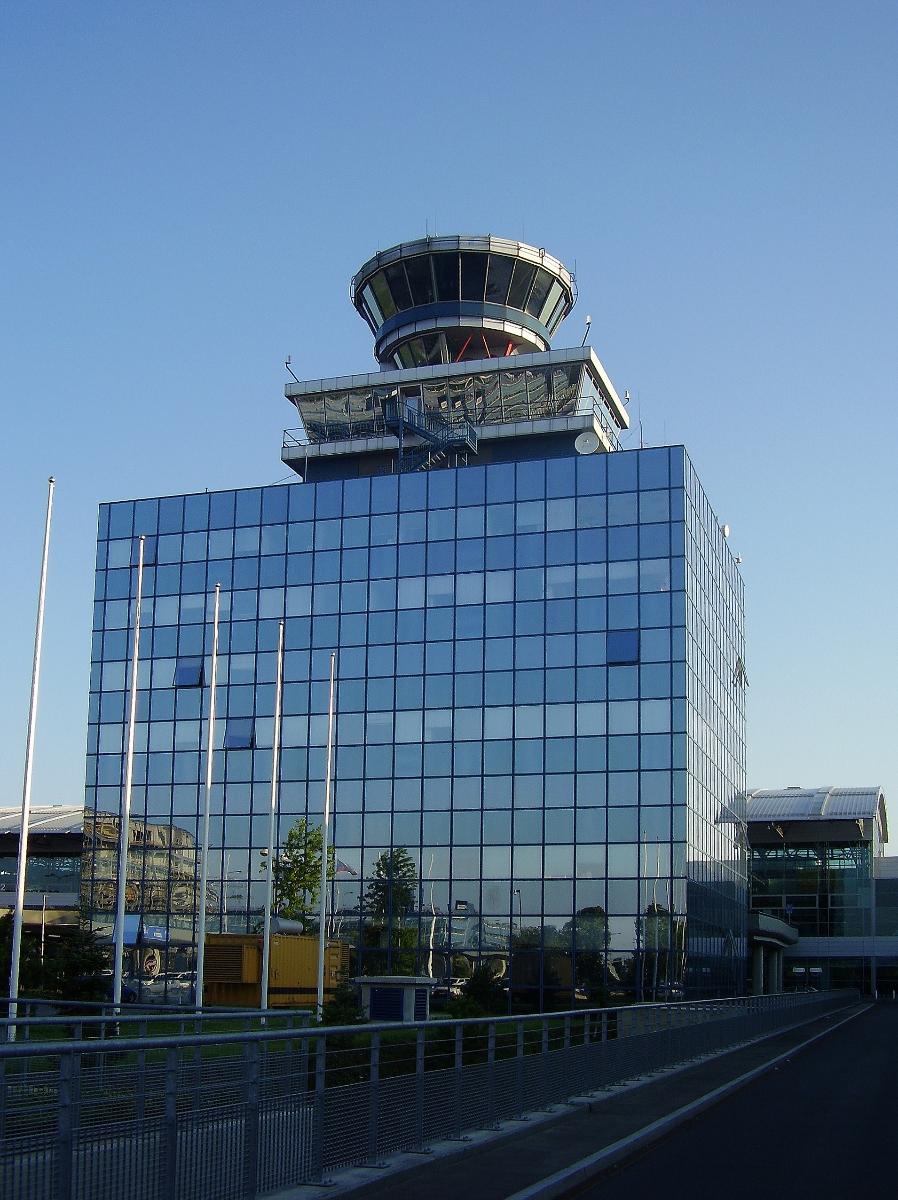 Kontrollturm am Flughafen Prag 