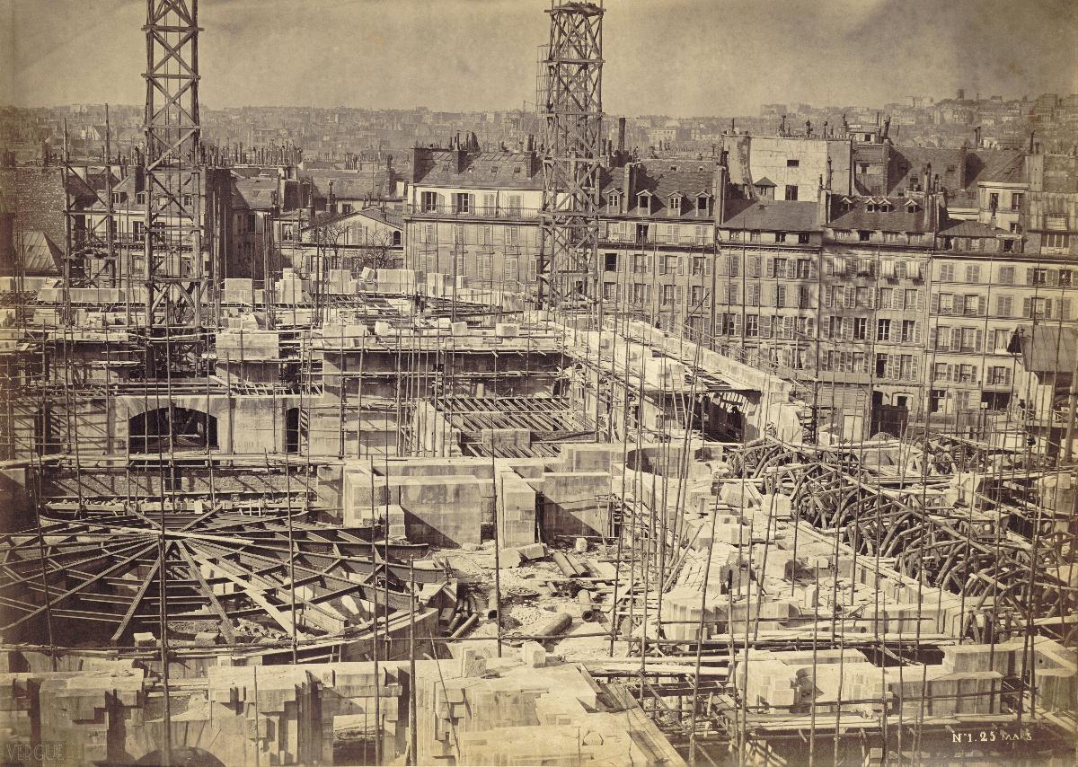 Opéra Garnier en construction La photographie est prise en direction du nord, vers la scène et les bâtiments administratifs.