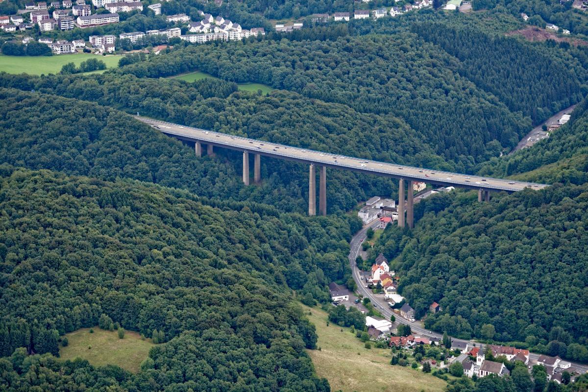 Rahmedetalbrücke der Bundesautobahn 45; Landesstraße 530 Lüdenscheider Ortsteile Obenrahmede (im Tal) und Rathmecke (oben)