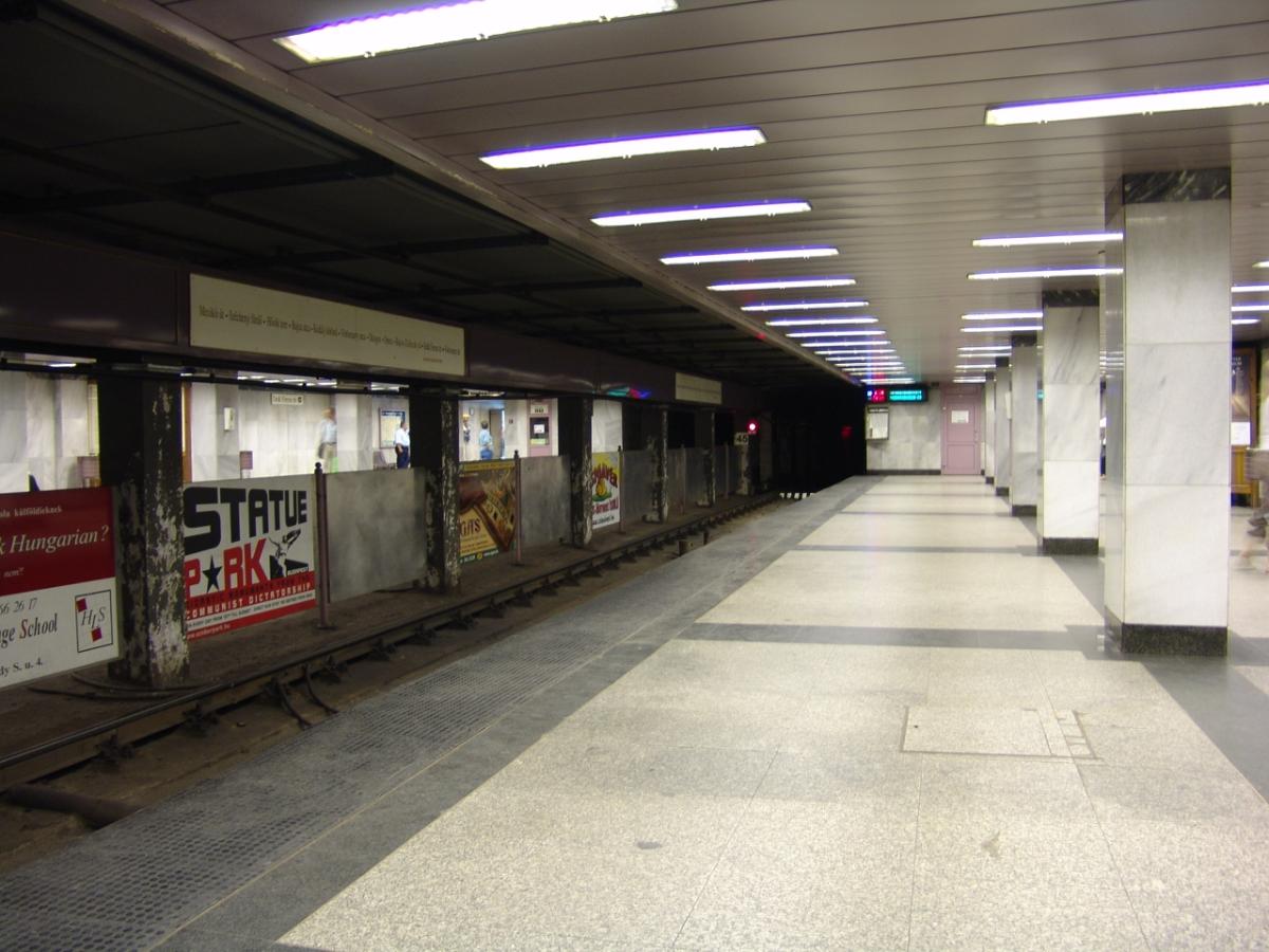 Metrobahnhof Deák Ferenc tér 