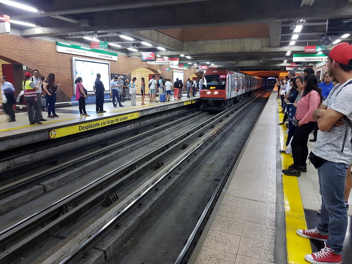 Metrobahnhof Baquedano 