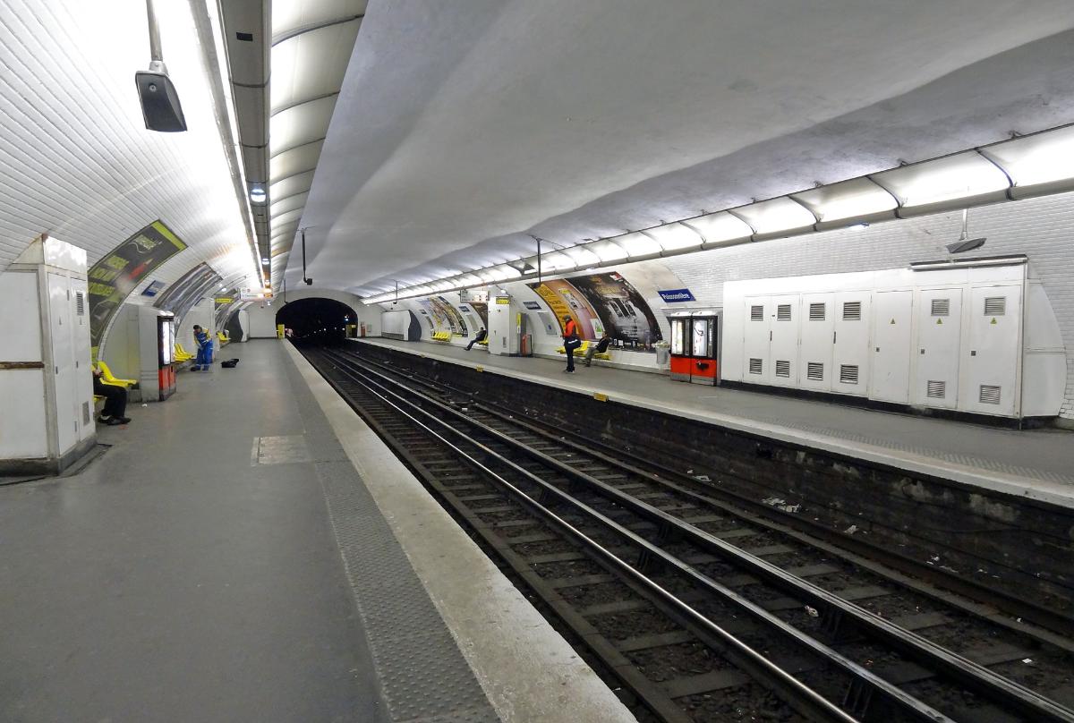 Station Poissonnière de la ligne 7 du métro de Paris, France. 