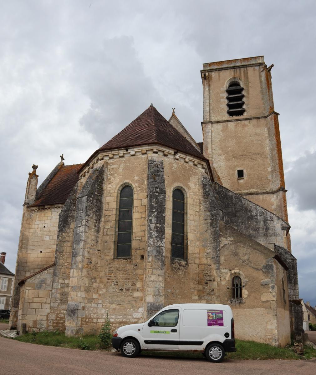 Extérieur de l'église Saint-Adrien à Mailly-le-Château (89) 