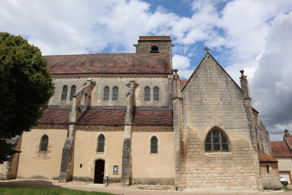 Extérieur de l'église Saint-Adrien à Mailly-le-Château (89) 