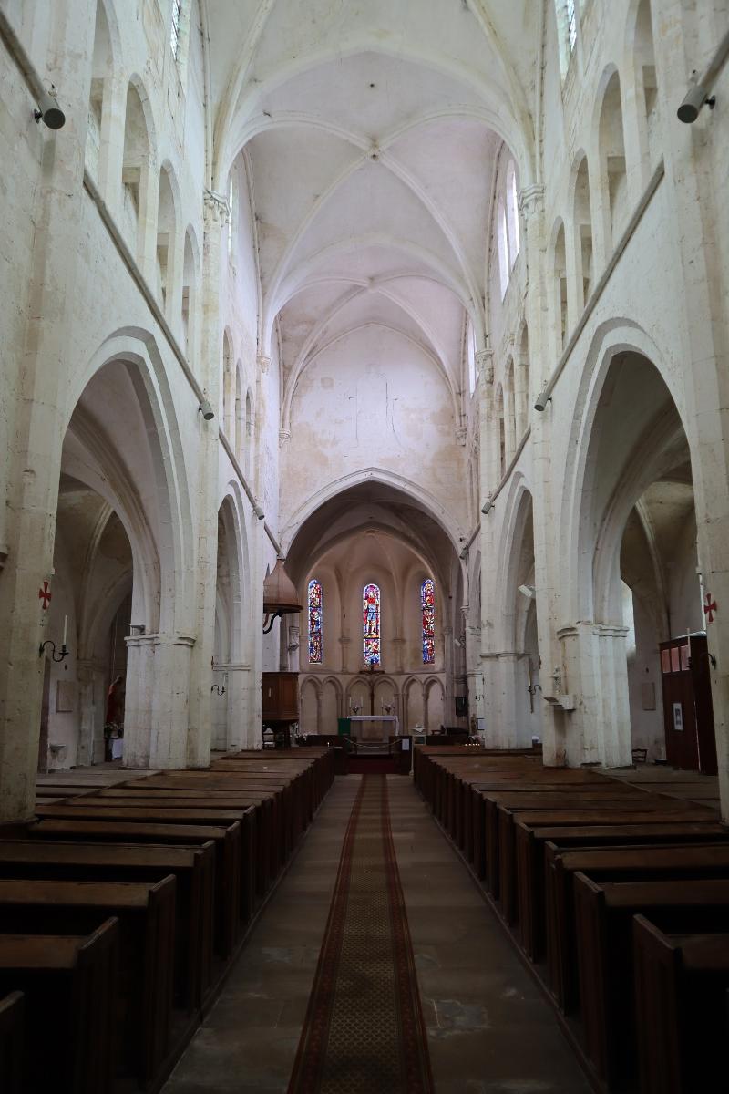 Intérieur de l'église Saint-Adrien de Mailly-le-Château (89) 