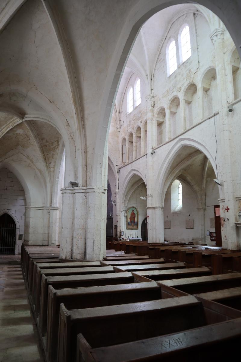 Intérieur de l'église Saint-Adrien de Mailly-le-Château (89) 