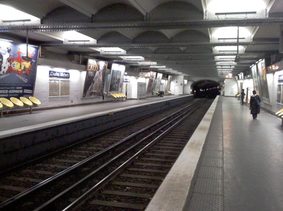 Les quais de la station Charles Michel, sur la Ligne 10 du métro de Paris 
