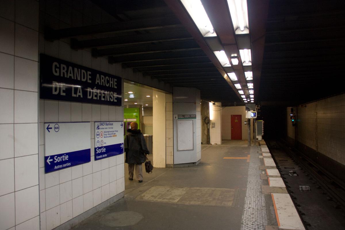 Station de métro La Défense - Paris (Ligne 1) 
