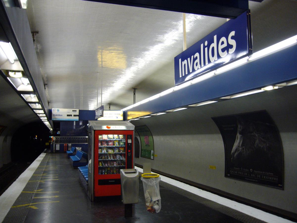 Vue de la station Invalides sur la ligne 13 du métro de Paris 
