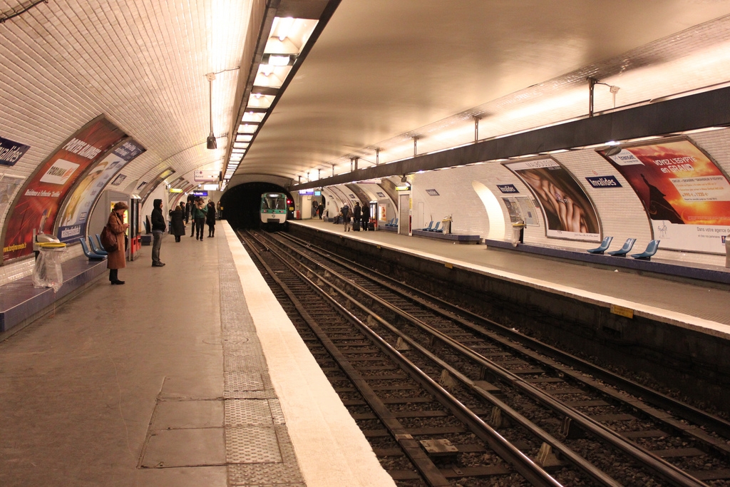 Vue d'ensemble de la station Invalides sur la ligne 8 du métro de Paris 