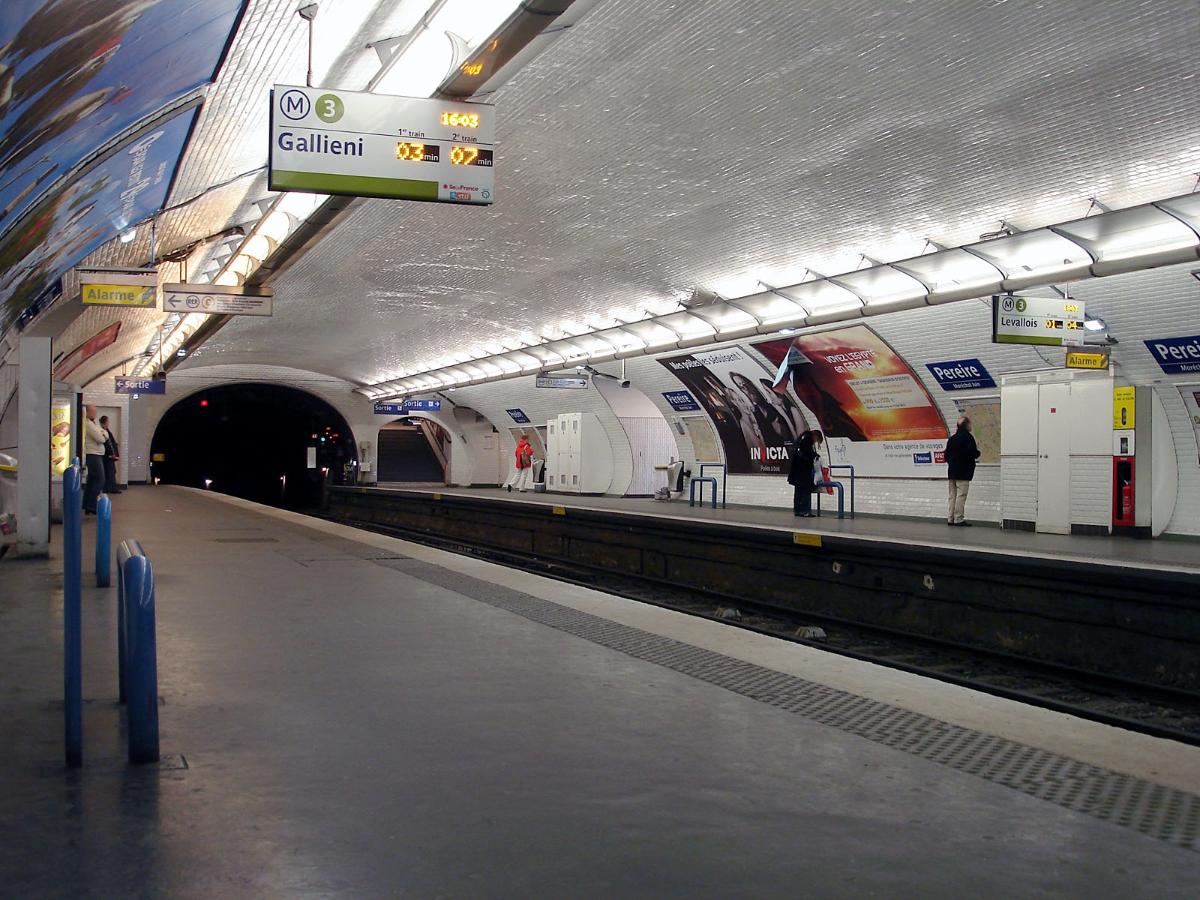La station Pereire de la ligne 3 du métro de Paris, France 