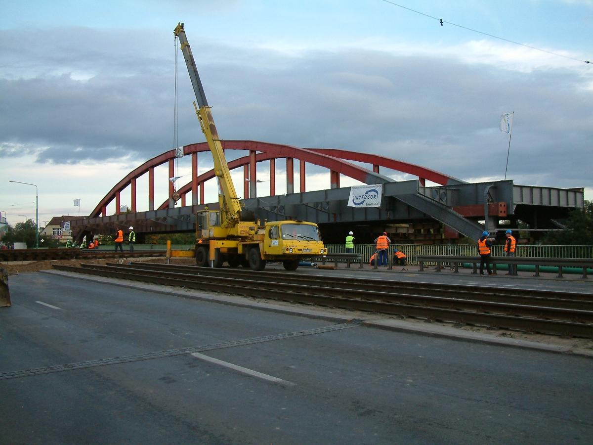 Moving old St. Roch Bridge over Mieszko I Bridge in Poznań 