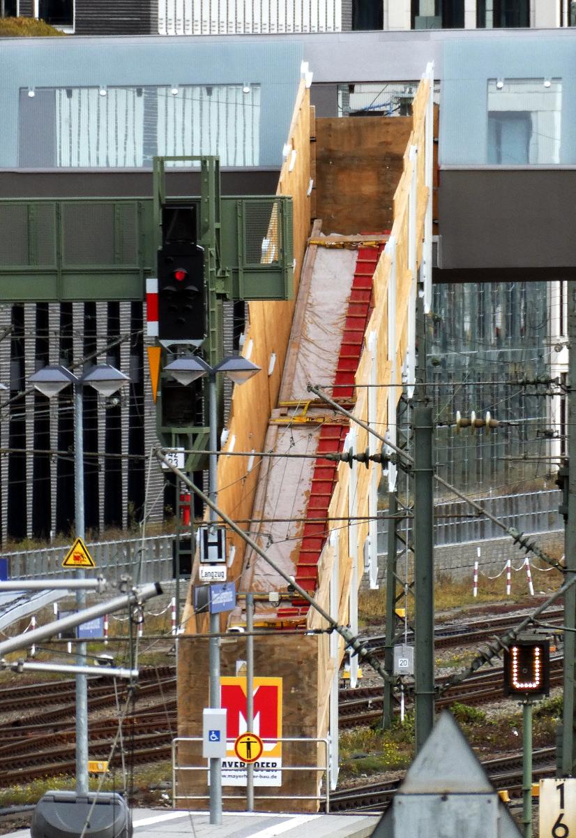 Die Treppen vom Arnulfsteg zu den Bahnsteigen noch mit Holz verschalt Aufnahme von außerhalb des Bahngeländes.