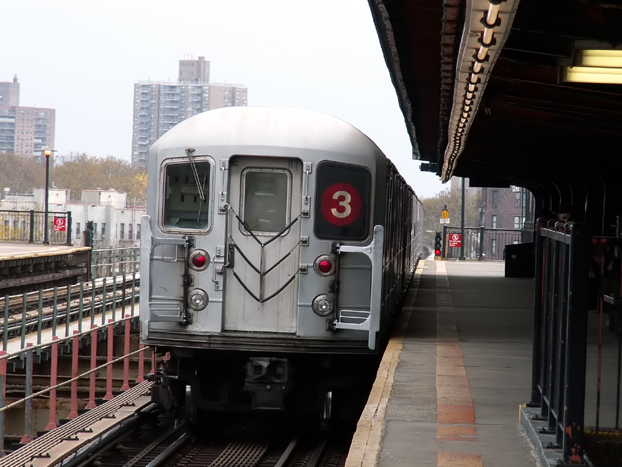 Ein U-Bahnzug der Linie 3 aus R62-Wagen verläßt den Bahnhof Sutter Avenue–Rutland Road in Brooklyn 