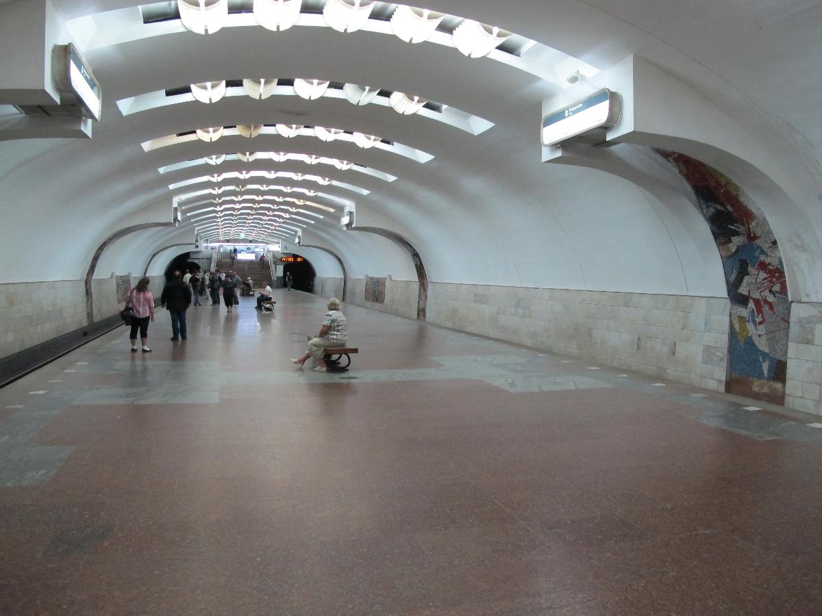 Metrobahnhof Zakhysnykiv Ukrainy 