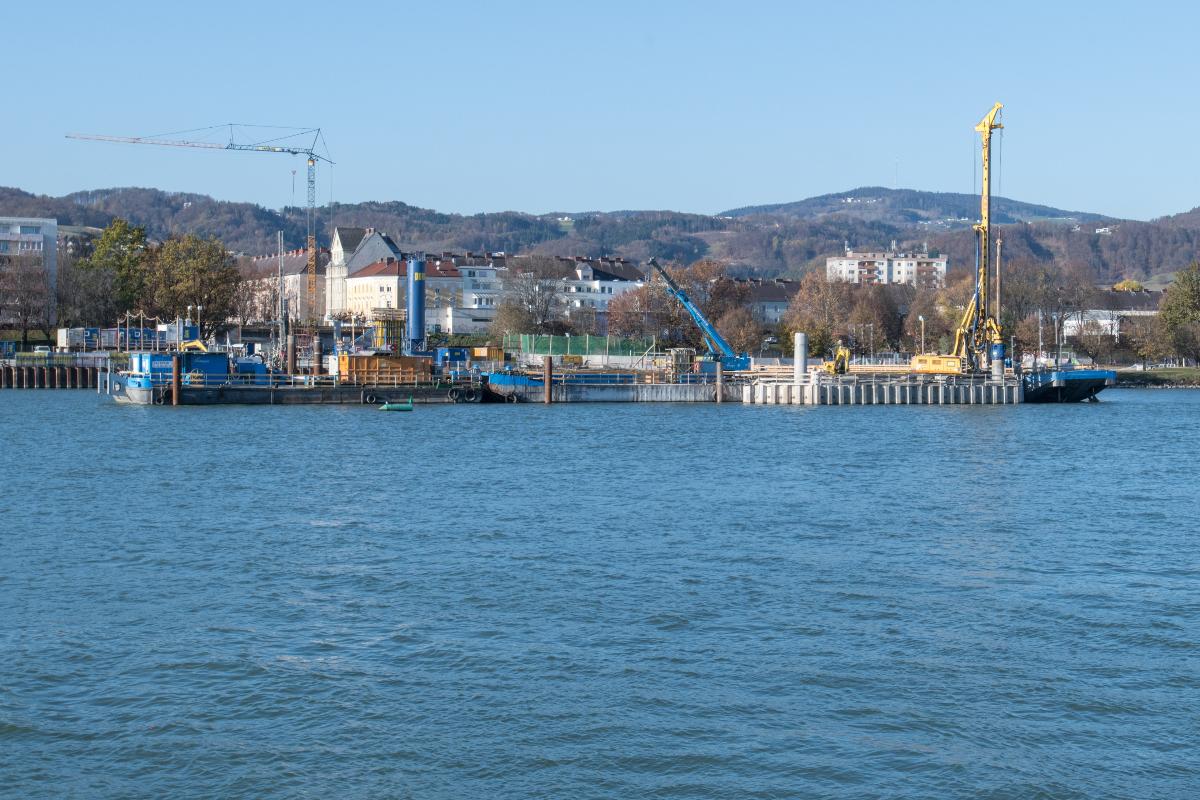 Neubau Eisenbahnbrücke Linz, Errichtung Flusspfeiler linkes Donauufer 