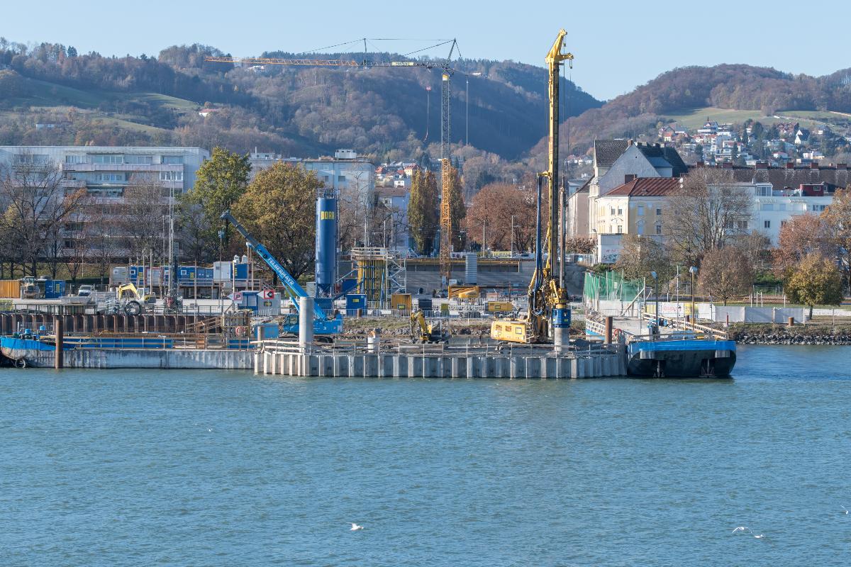 Neubau Eisenbahnbrücke über die Donau in Linz: Errichtung Flusspfeiler linkes Donauufer 