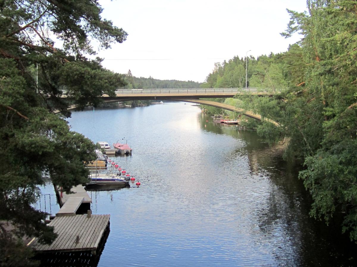 Paarlahti fiord and the new Kaitavesi Bridge (Kaitaveden silta), opened in 1983 As seen from the deck of the old Aunessilta Bridge (constructed 1889-1899). Location Kämmenniemi, Tampere, Finland