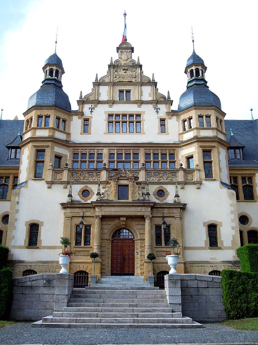 Palais du Gouverneur Entrée principale.Palais construit en 1902-1904 de style néo-Renaissance allemande pour servir de logement au général du 16ème corps d'armée allemande. Fait partie de l'ensemble Citadelle.
