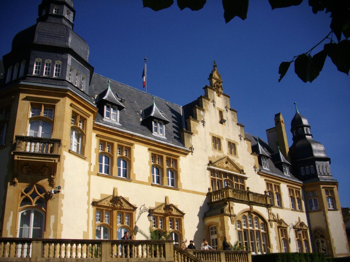Façade sud-ouest du palais du gouverneur, vue depuis les jardins du palais, à Metz, France 