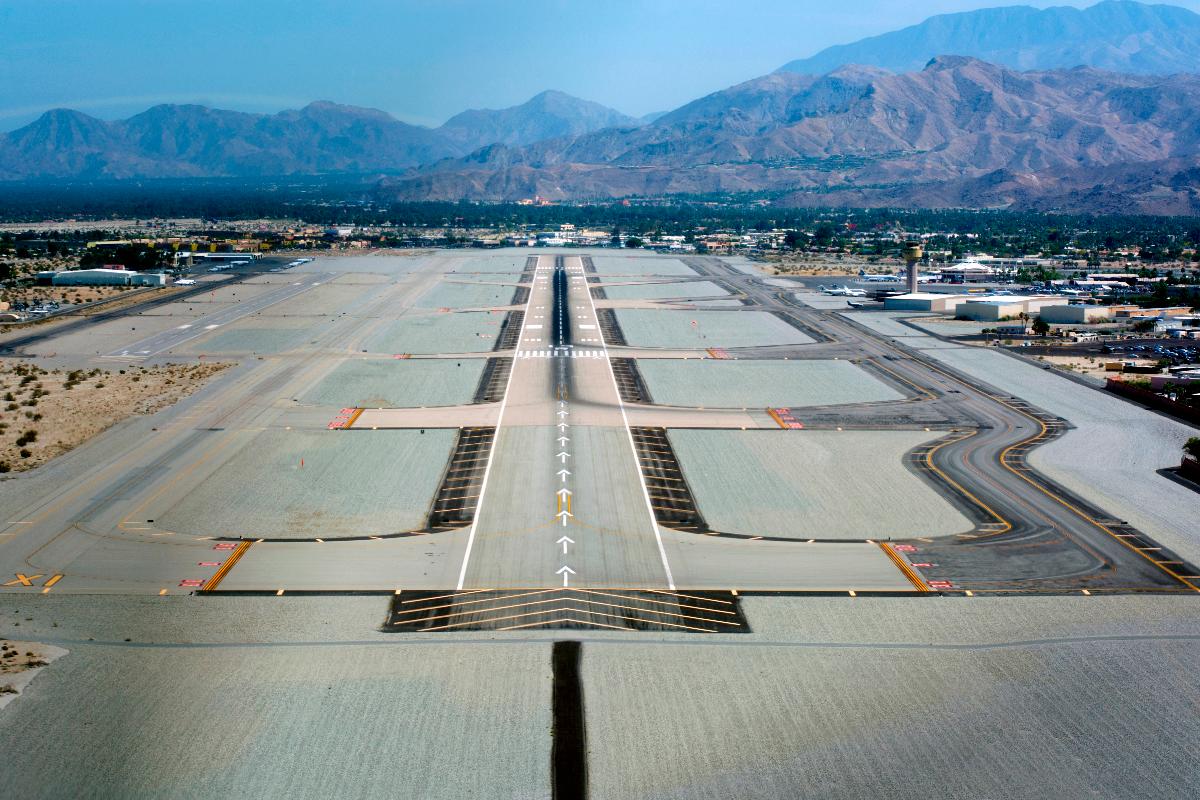 Palm Springs International Airport, final approach on runway 13R 