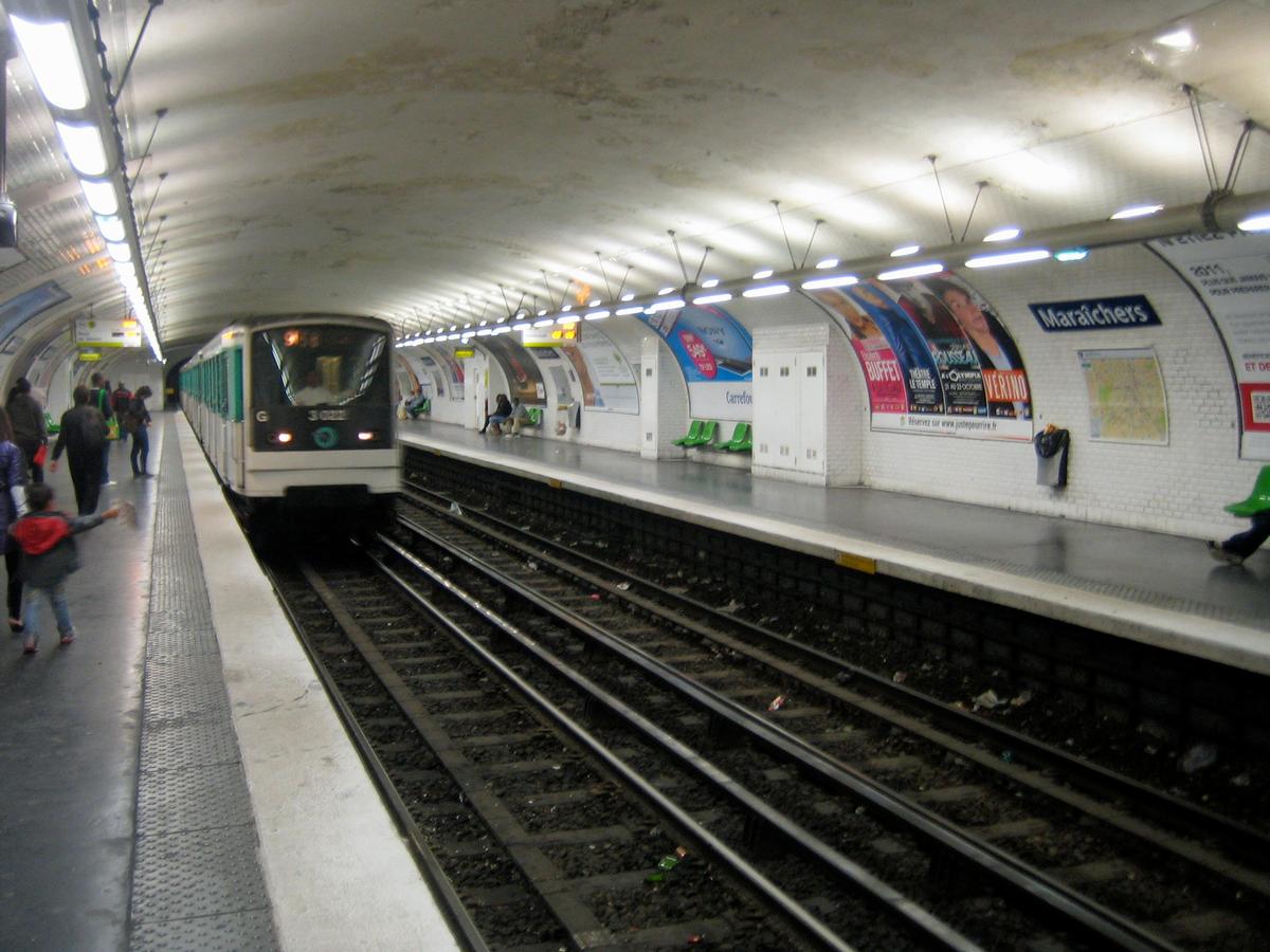 Maraîchers Metro Station 