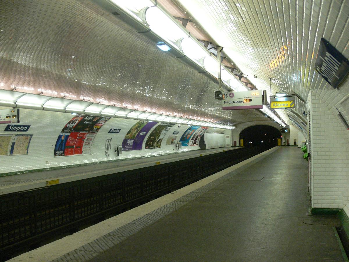 Station de métro Simplon (ligne 4) depuis le quai "Porte d'Orléans" 