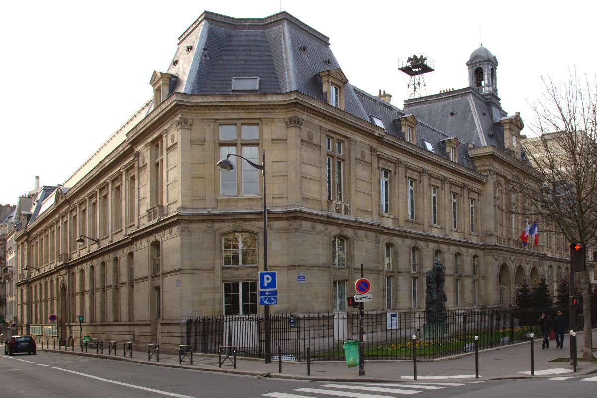La mairie du XVI-ème arrondissement de Paris, au coin de l'avenue Henri-Martin et de la rue de la Pompe 