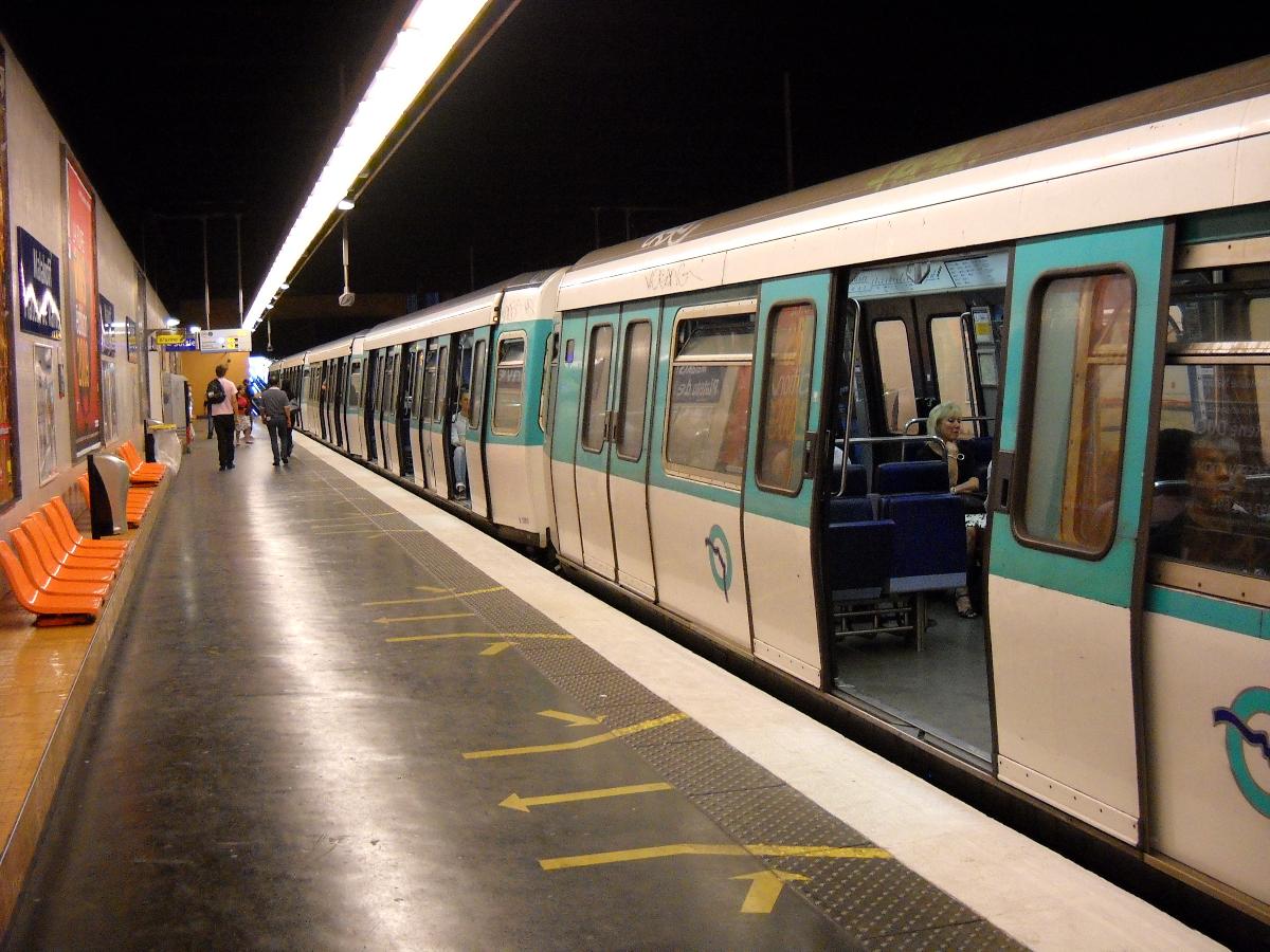 Malakoff - Plateau de Vanves station, on Paris Metro line 13 