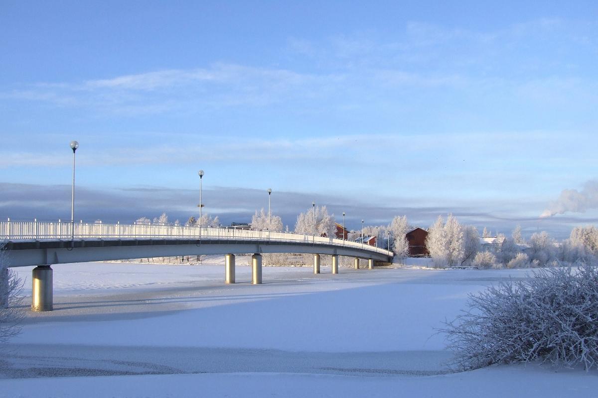 The pedestrian and bicycle bridge Pikisaarensilta connects Pikisaari historic neighbourhood to Oulu city centre The bridge was built in 1995.