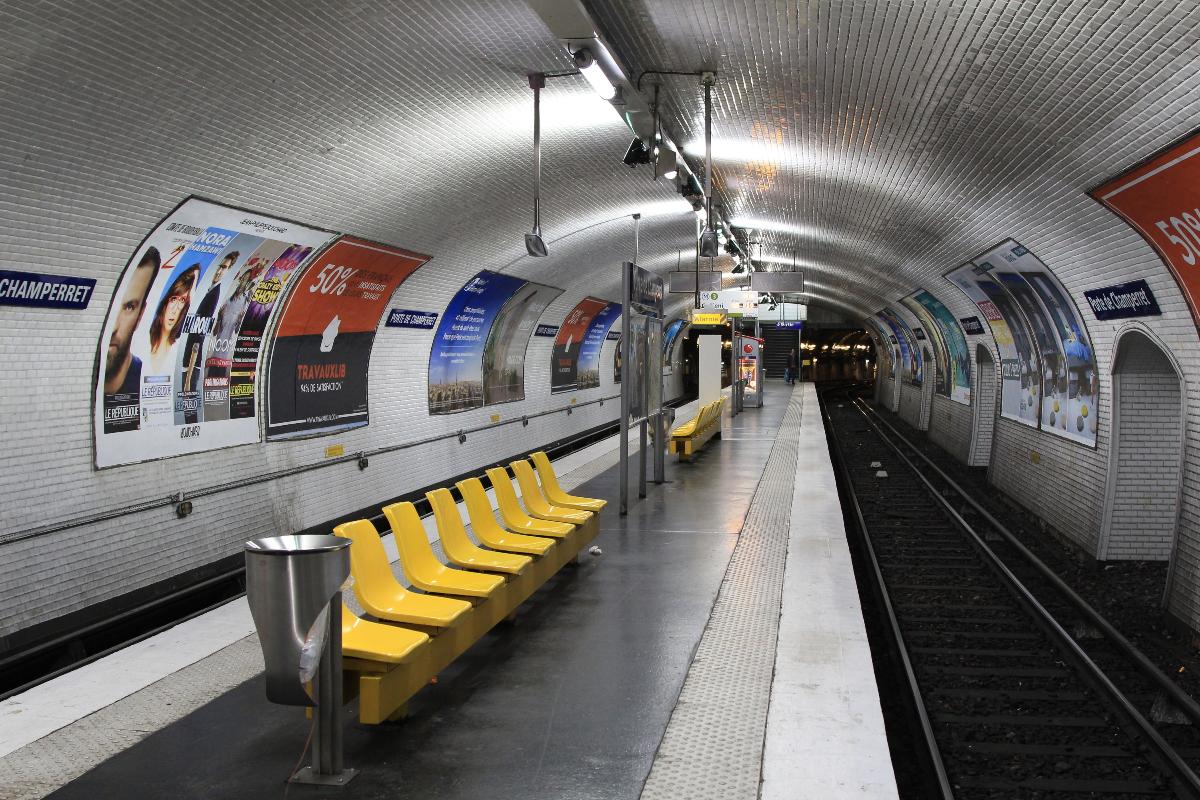 Quai direction Gallieni de la station Porte de Champerret sur la ligne 3 du métro de Paris, vue en direction de Levallois. 