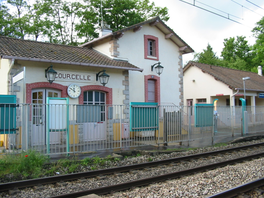 Courcelle-sur-Yvette Station(photographer: ArséniureDeGallium) 