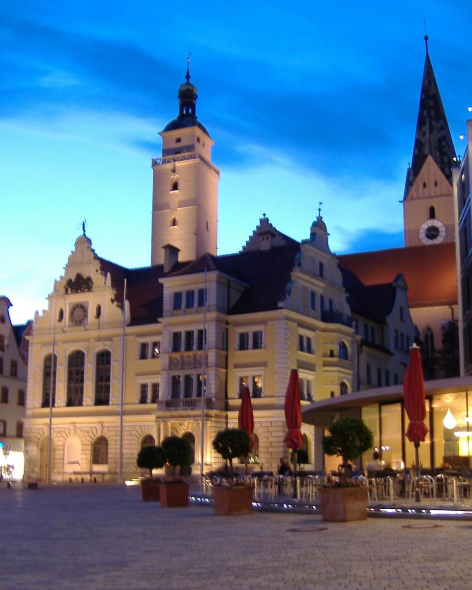 Ingolstadt - Der Rathausplatz mit Altem Rathaus, Pfeiffturm, Turm der Moritzkirche und Teil des Neuen Rathauses (v.l.n.r.) 