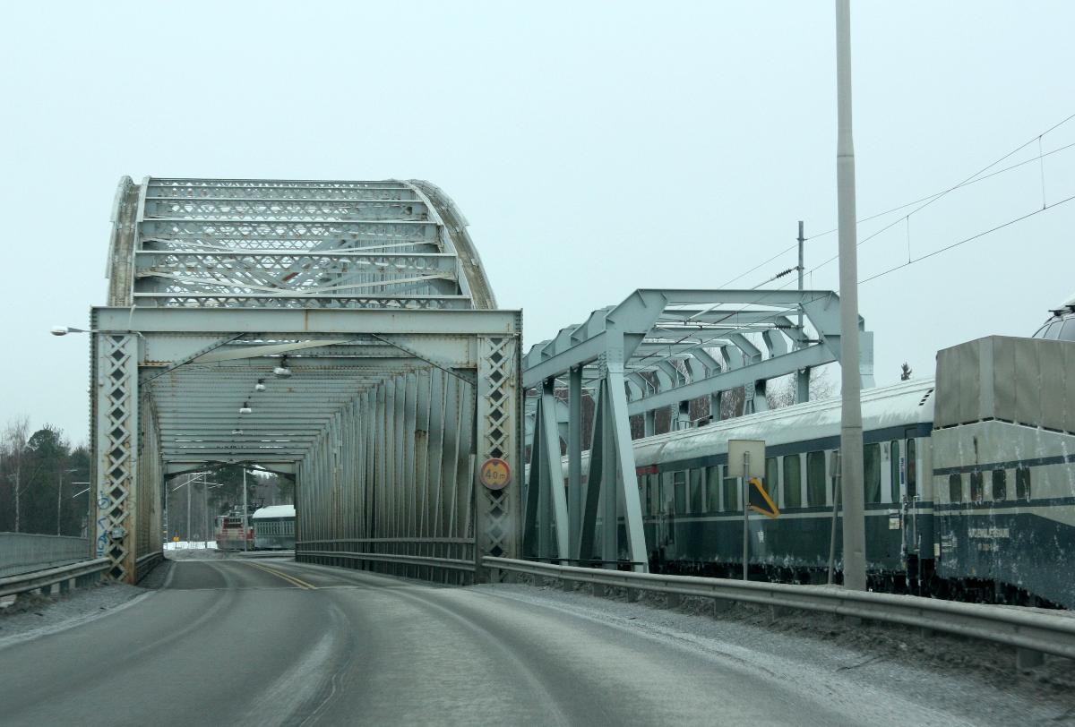The Rautasilta, former railway bridge in Oulu, on the left and the new railway bridge with train on it on the right The Rautasilta was completed in 1886 and the new railway bridge 1964