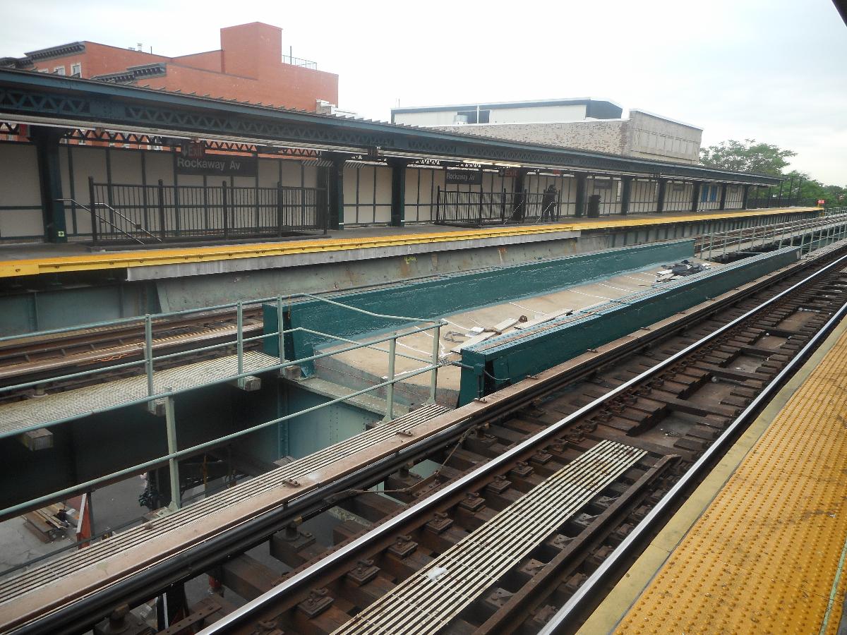 Looking southwest at the New Lots Avenue-bound platform from the Utica Avenue-bound platforms of the Rockaway Avenue Elevated Station 