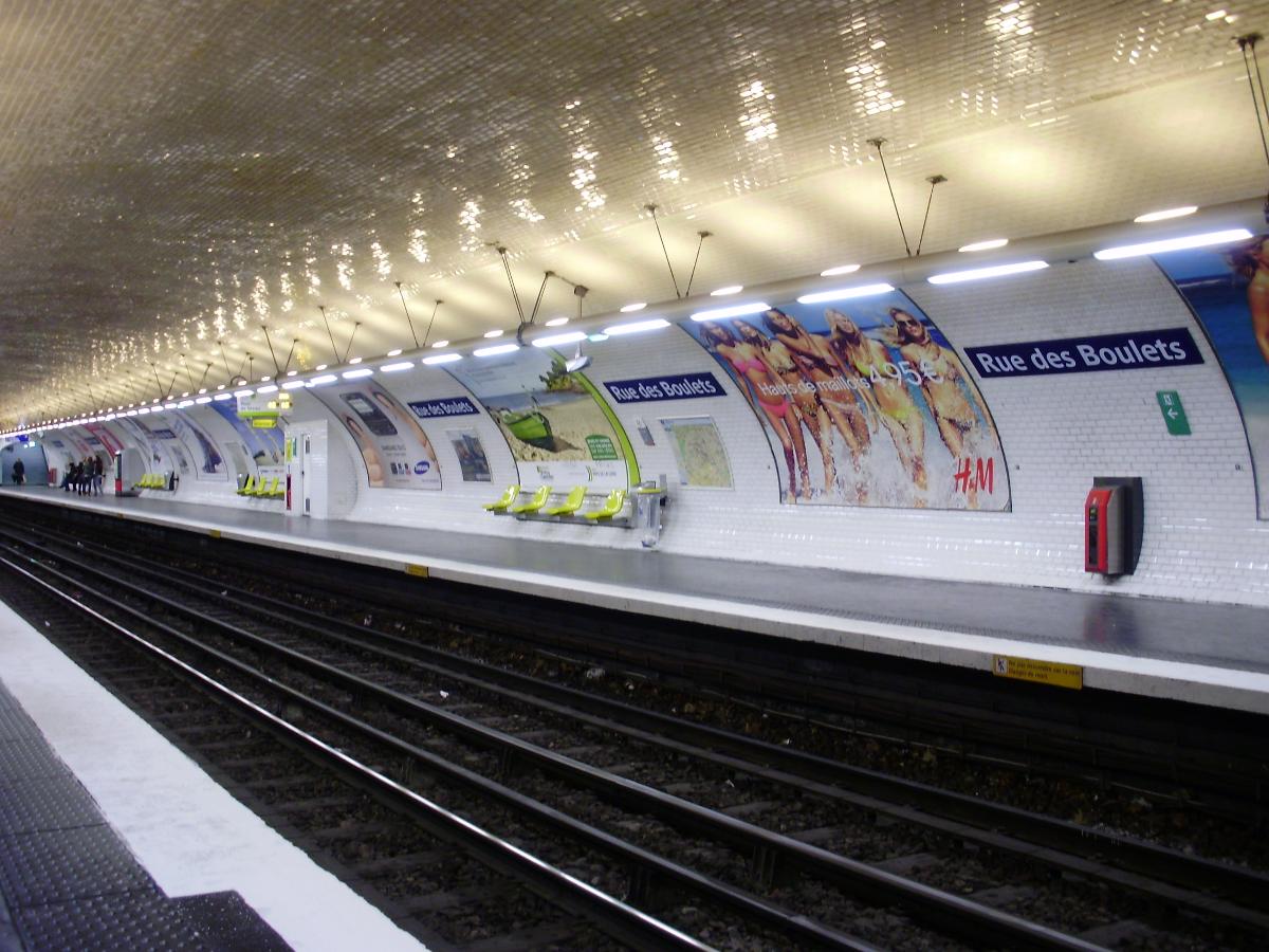 Quai vers « Pont de Sèvres » de la station « Rue des Boulets » du métro de Paris 