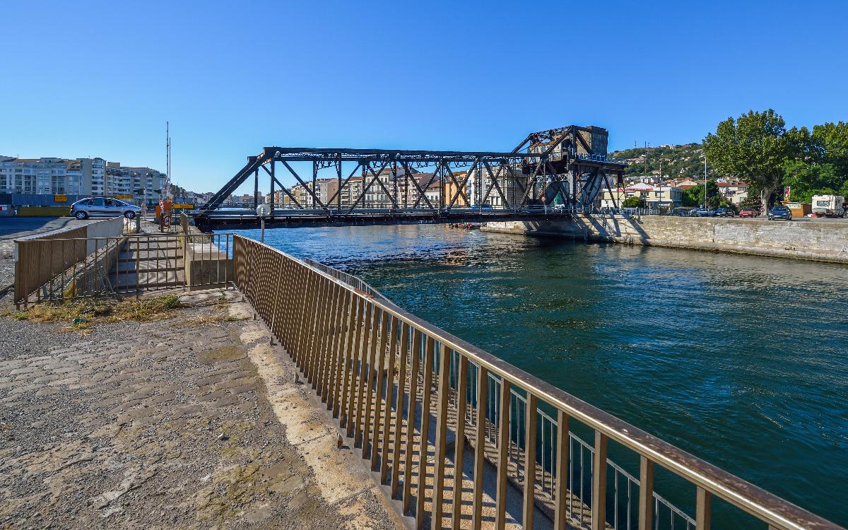Le Pont Sadi-Carnot (1949), pont à bascule en position fermé, au dessus du Canal de Sète Vue depuis le Quai Maréchal Joffre. Sète, Hérault, France.