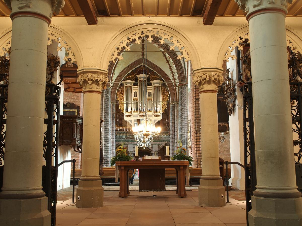 St. Petri Dom zu Schleswig Blick vom Chor durch den Lettner zur Orgel, links die Kanzel