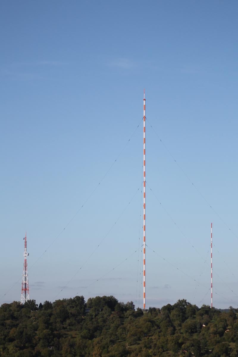 Sendeanlage Mühlacker. Rechts der 130 m hohe Ausblendmast, in der Mitte der 273 m hohe Hauptsendemast und links der 93 m hohe Richtfunkturm 